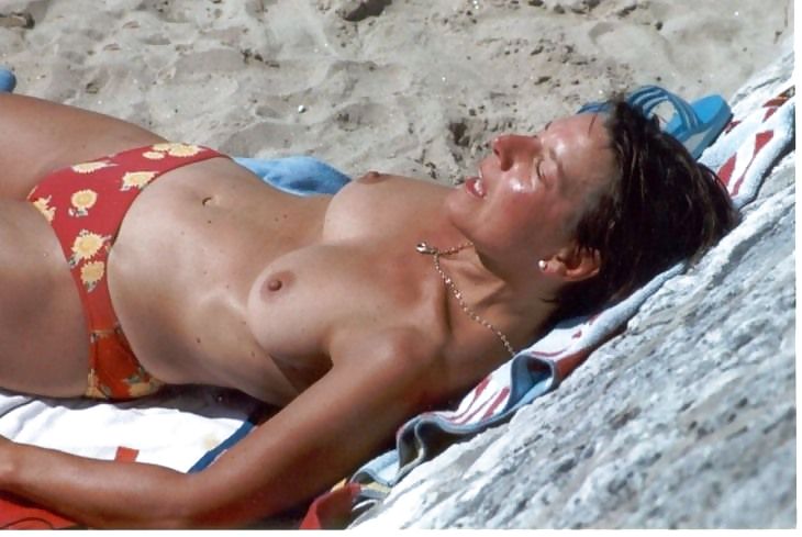 Sex Gallery The beach sweet tits