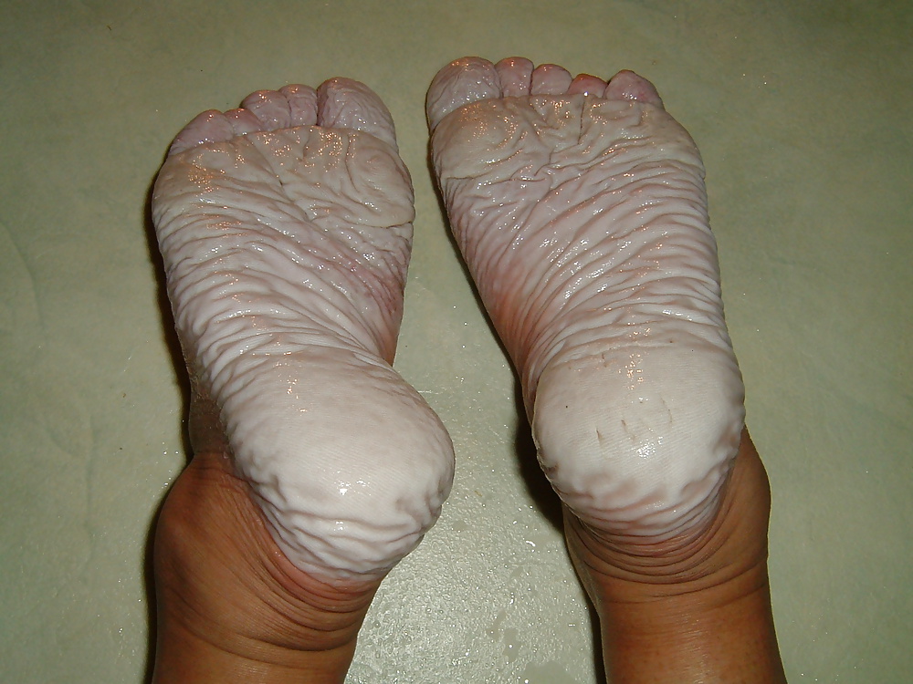 Sex Gallery Bianca's wet wrinkled feet