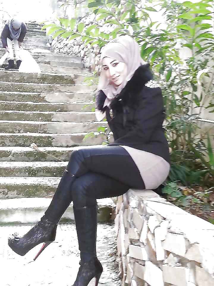 Sex Gallery hijabi girl with heels - she will make your dick hard !