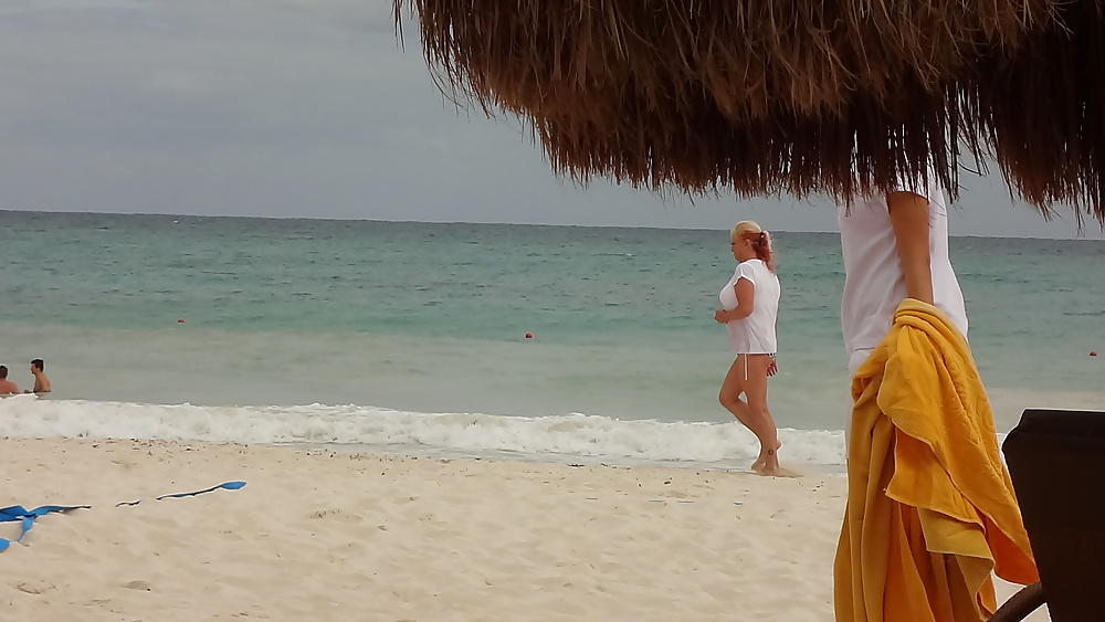 Sex Gallery Rubia tetona en la playa de Mexico