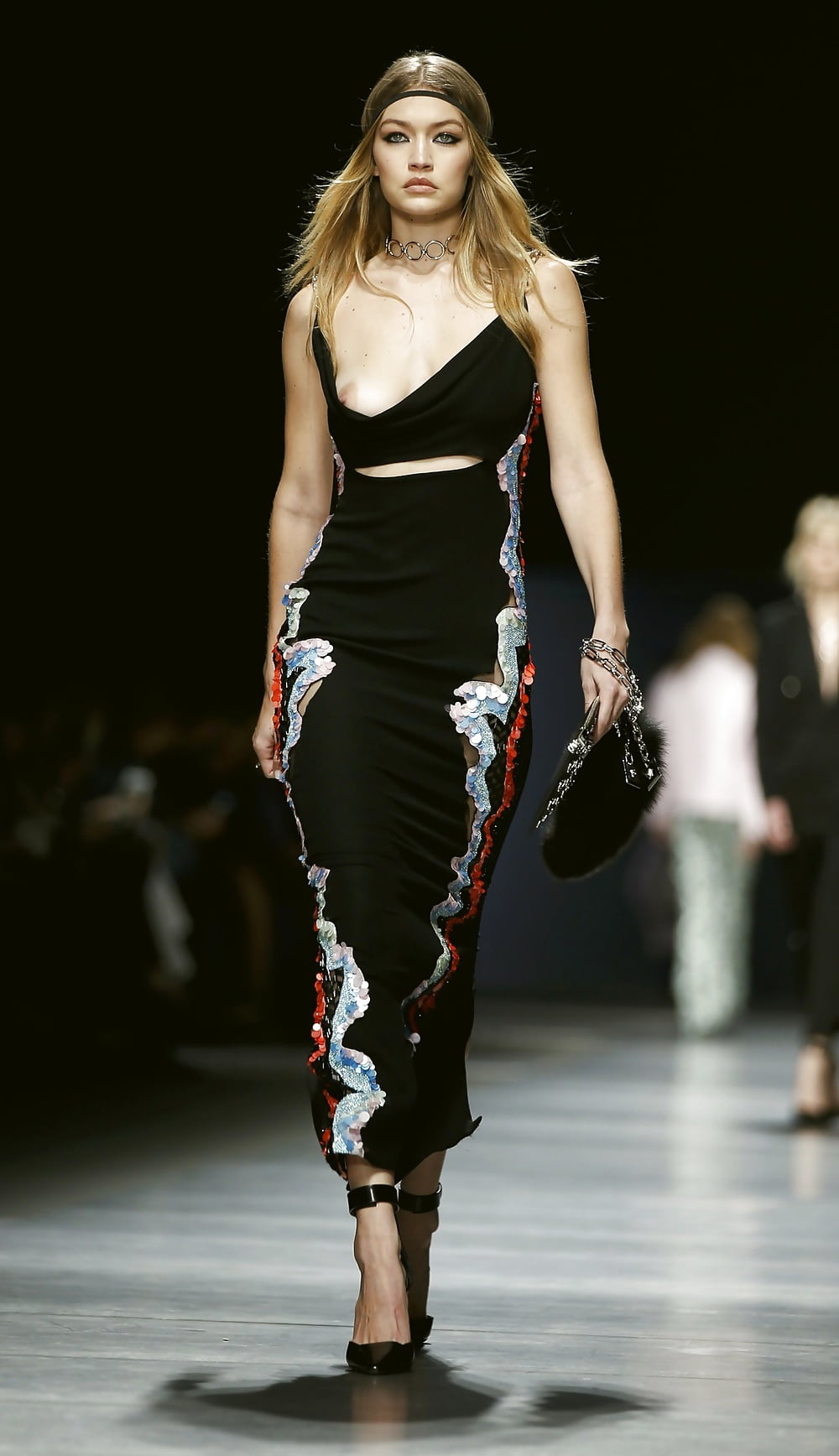 Gigi Hadid Topless For Versace Fashion Show At Milan 14 Pics Xhamster 