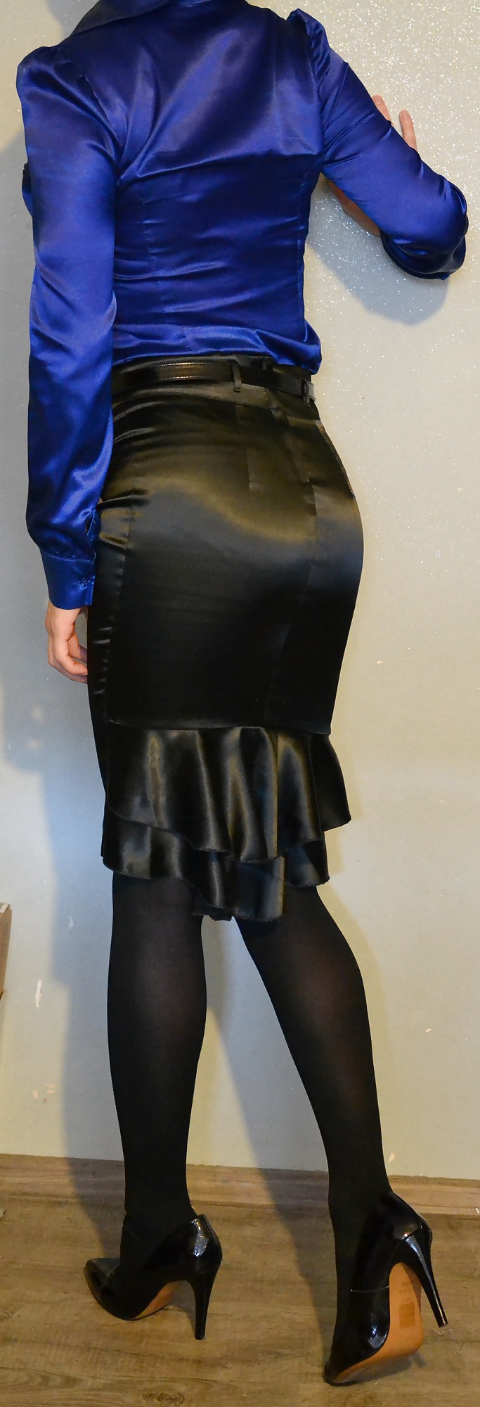 Sex Gallery dressed for work in my silky skirt, black tights and heels