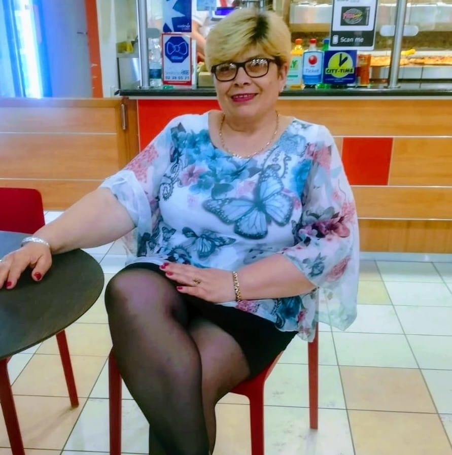 Sex Gallery Granny show legs in pantyhose