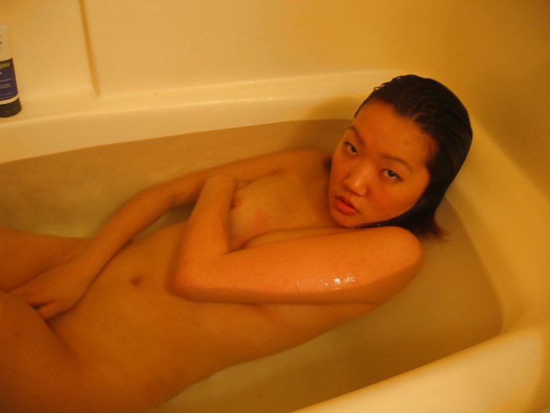 Sex Gallery Asian girl with small breasts naked in tub