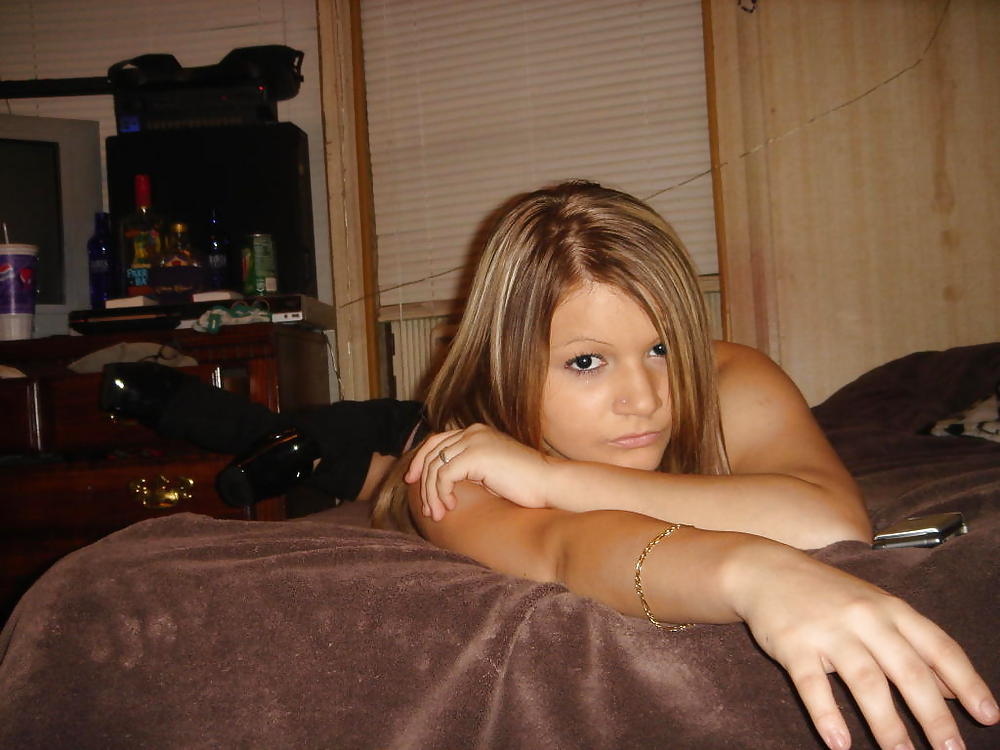 Sex Gallery AMATEUR JULIA SHOWING OFF