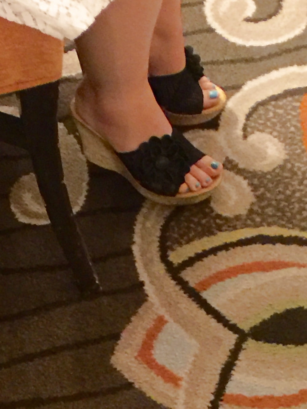 Sex Gallery Wife's sexy feet in wedges playing in Vegas