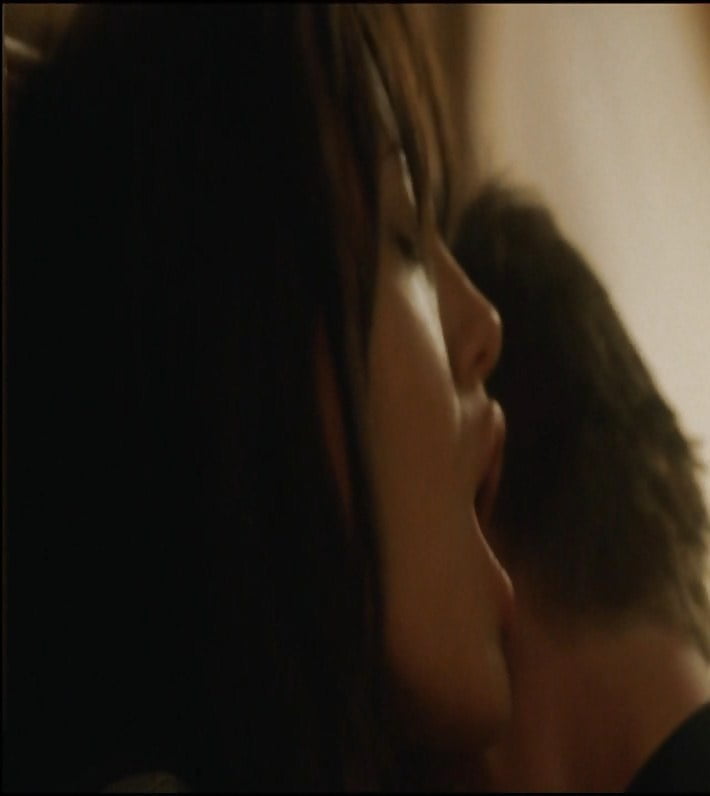 Angelina jolie kissing women