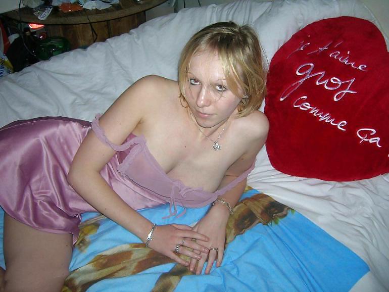 Sex Gallery Blonde Cutie posing on her bed