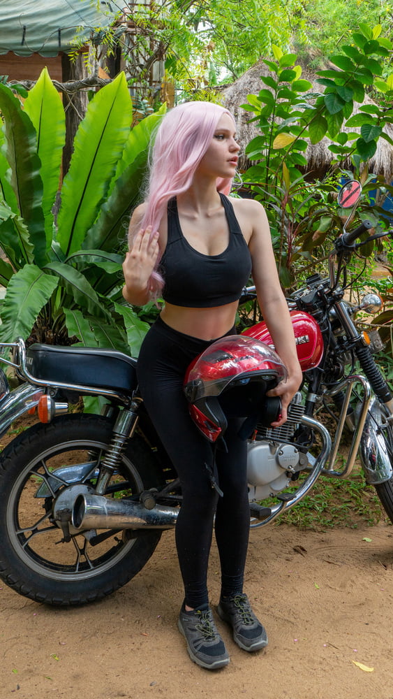 Moto sexy girl- 9 Pics 