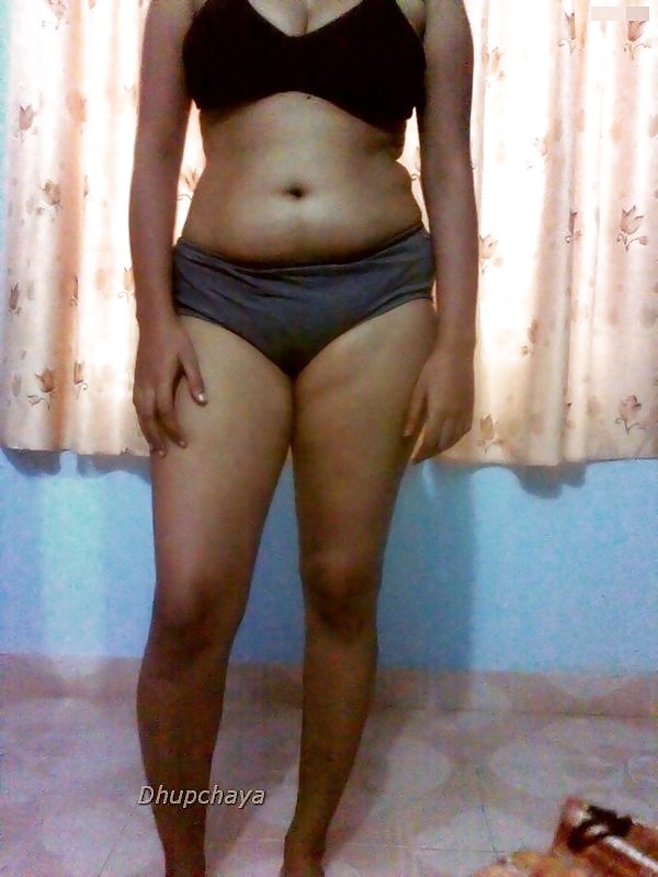 Sex Gallery Hot looking Mallu babe posing in bra panty