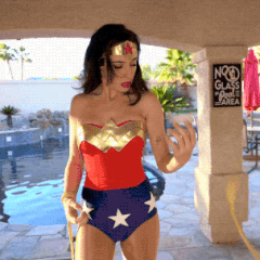 Wonder Woman cosplay nô lệ