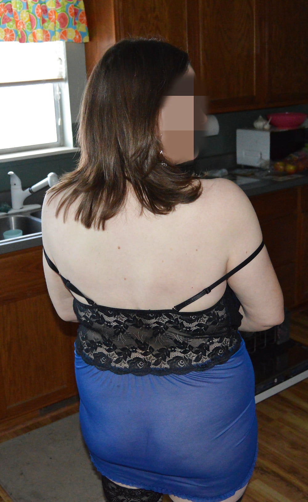 Sex Gallery Sexy Mormon MILF in the kitchen