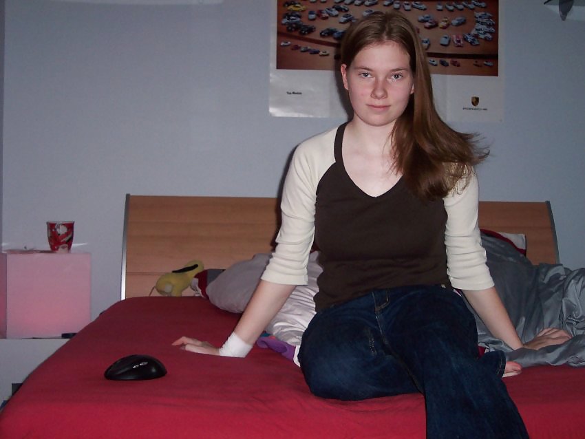 Sex Gallery teenie shows her tits