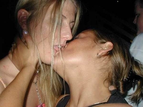 Lesbische Kuesse 0012 (Lesbian Kisses) - 100 Photos 