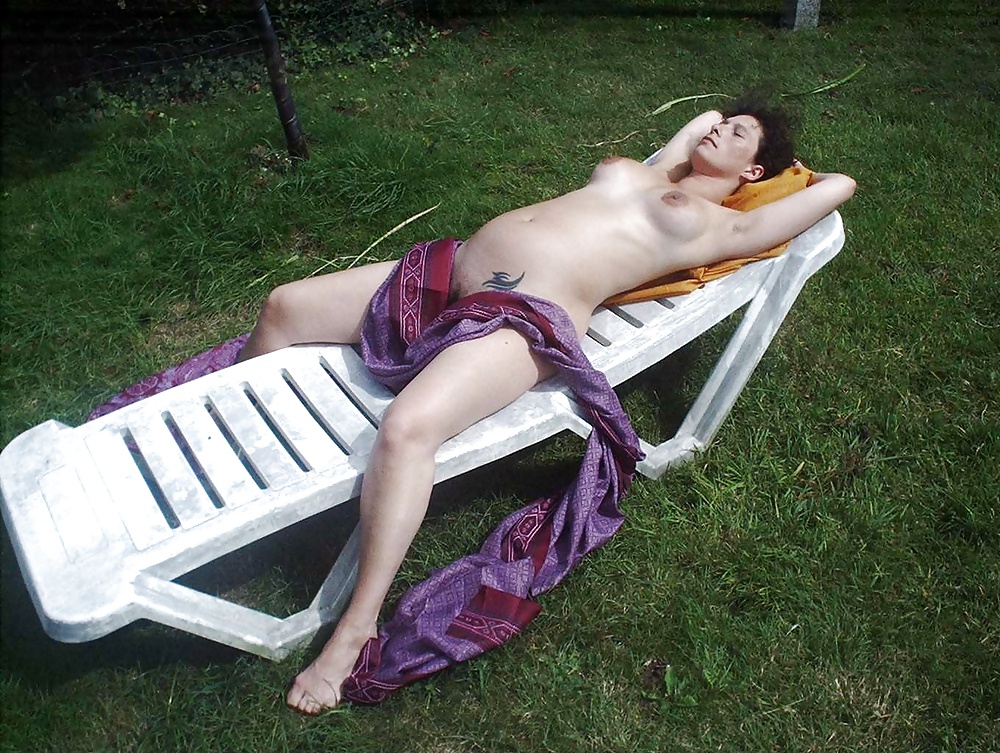 Sex Gallery Nicole amatrice nue dans sont jardin