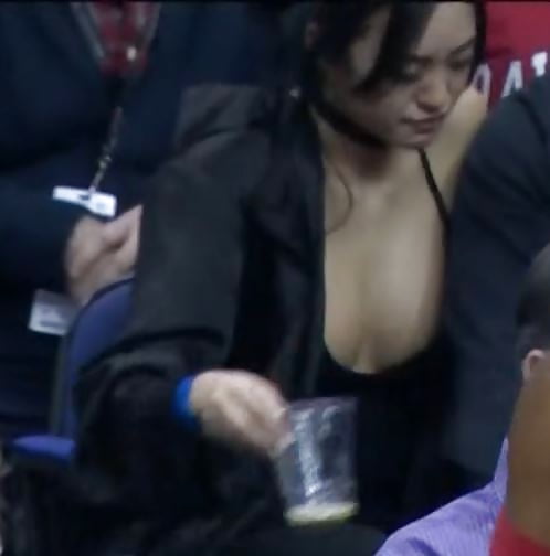 Sex Gallery Dirty Asian slut showing massive cleavage at NBA game