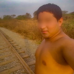 Erotic mis pezones exhibidos en las vias del tren yop sin camiseta XXX album thumbnail