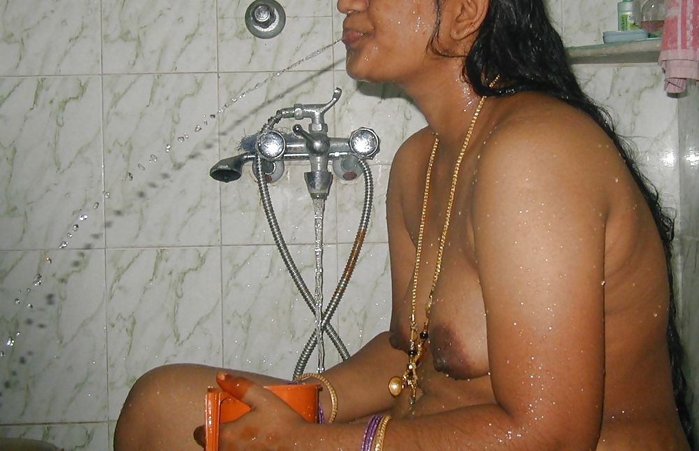 Tamil Aunty Bathing Porn Pics