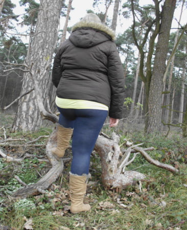 deutsches teen zieht sich im wald aus         