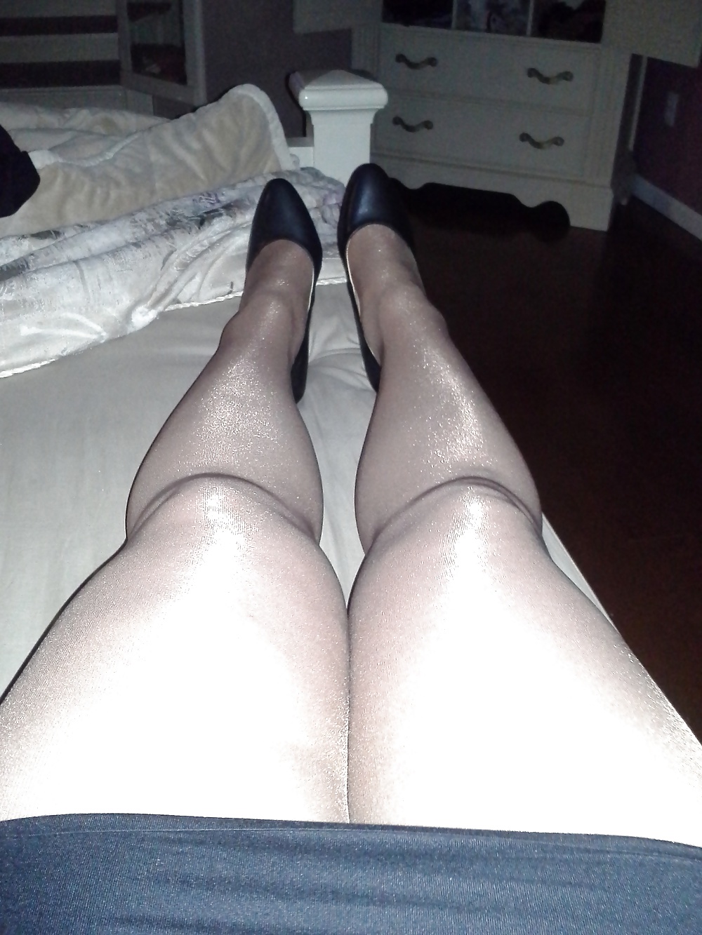 Sex Gallery Wife in shiny pantyhose