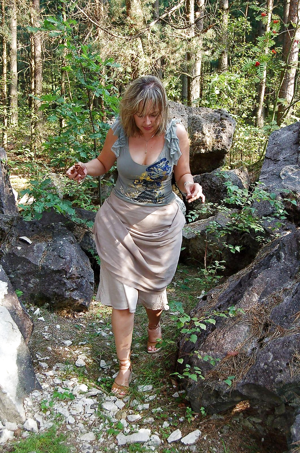 Sex Gallery beautiful sexy and homely milf mom strip in forest