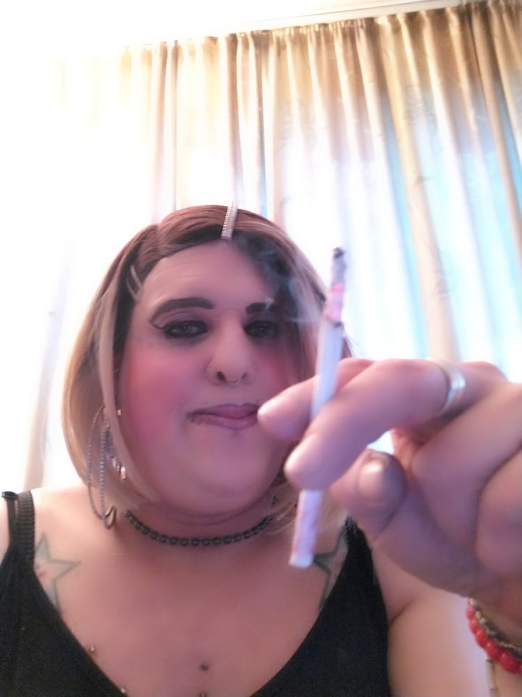 Stefaniets sexy smoking  