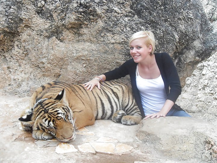 Sex Gallery Facebook short haired hotties P3