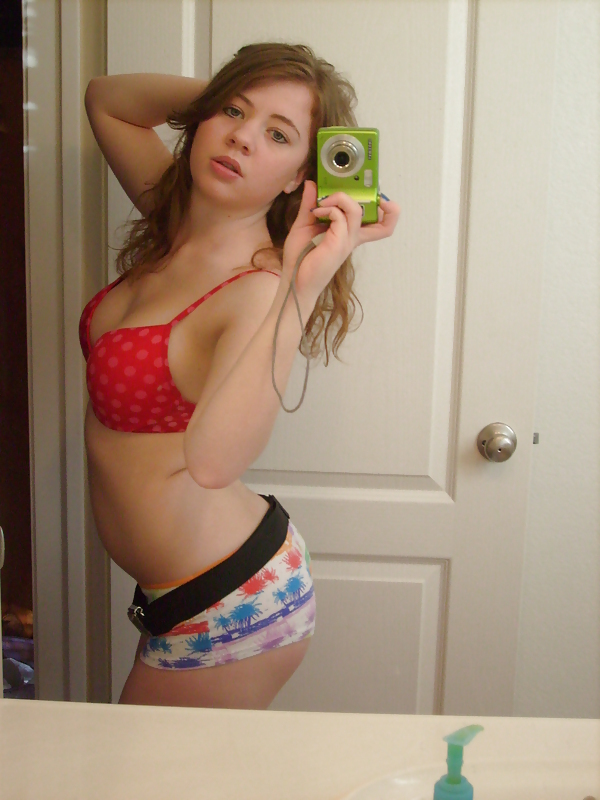 Sex Gallery Redhead Teen makes Selfshots