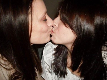 I love women kissing women