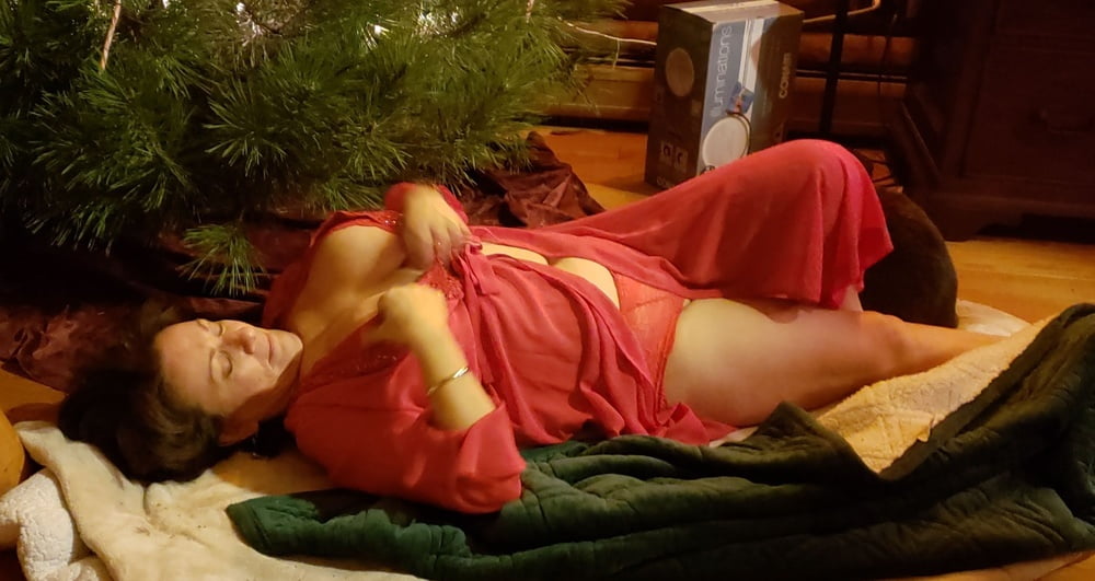All I Want For Christmas Is a Stunning Mature Who Sucks Cock - 15 Photos 