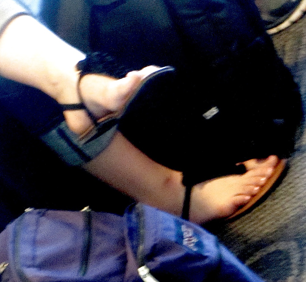 Sex Gallery Foot Fetish: Female Toes at the Airport