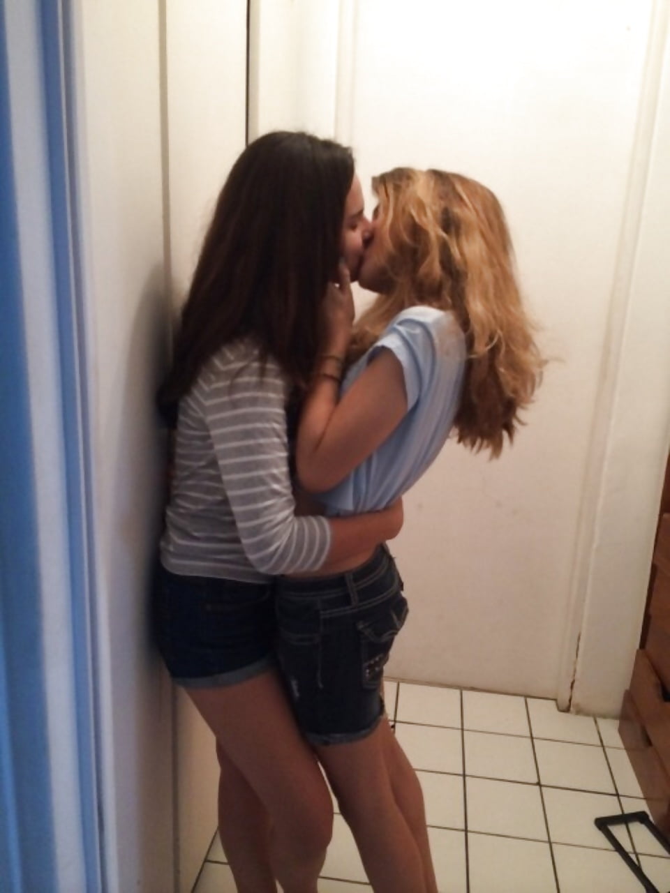 Lesbian kissing agressive toilete