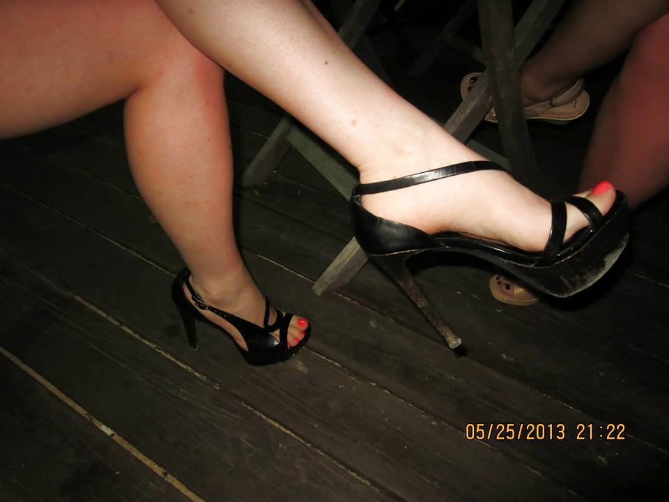 Sexy Dangling Toe Cleavage Feet In Shoes Pictures 22