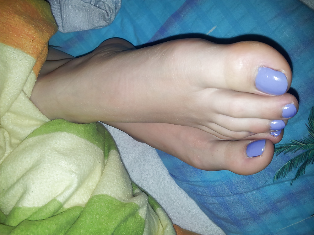 Sex Gallery Wifes sexy blue toes nails feet soles