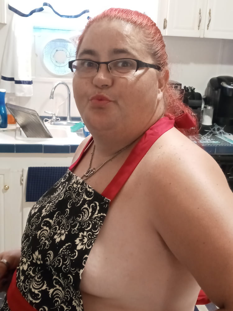 Hotwife Cooking - 14 Photos 