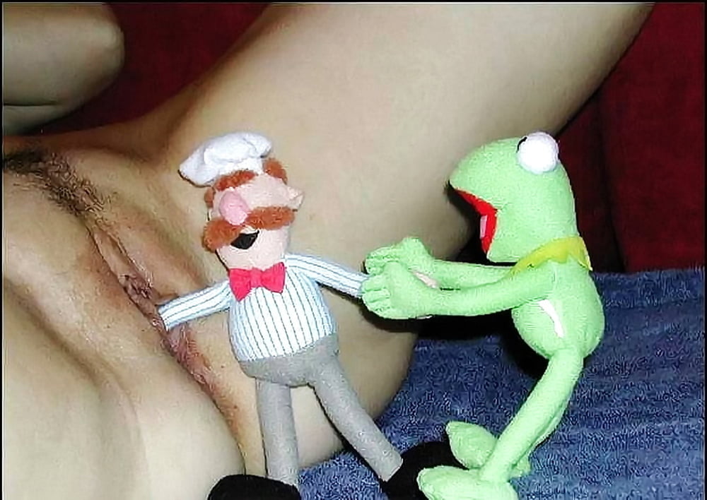 Kermit the frog have sex with sandwich.