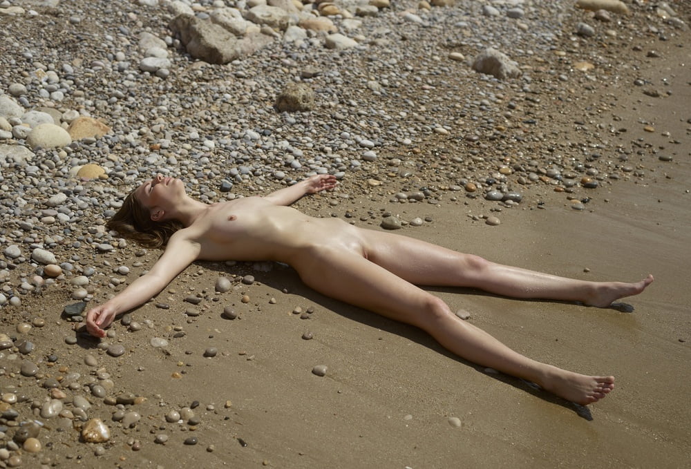 Reife frauen nackt am strand.