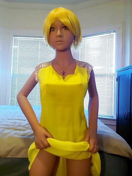 Sex Gallery Nina's yellow dress