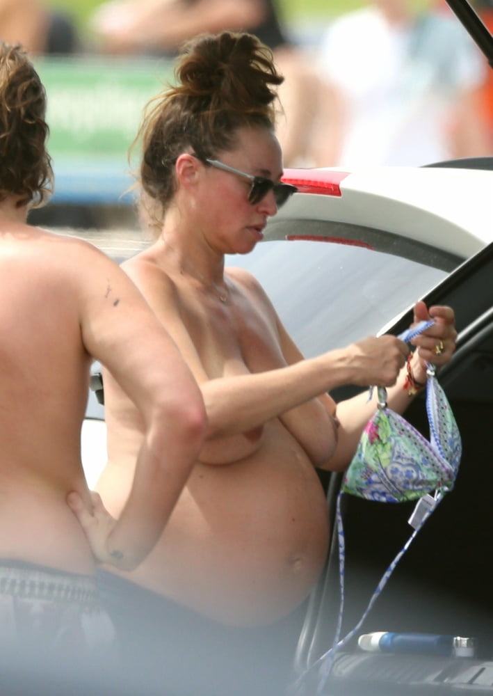 Camilla Francks Topless And Pregnant Bondi Beach Jan 2018 8 Pics