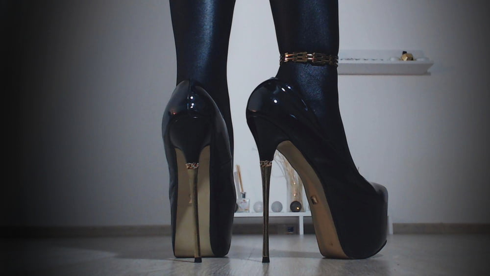 Spandex, PVC, platforms with metallic heels and my legs, ofc - 7 Photos 