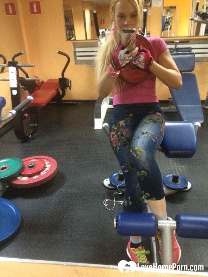 Kinky blonde loves working out on camera - 28 Pics 