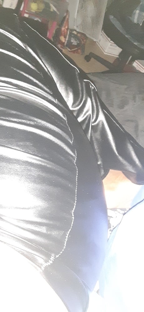 Plz humping my leather thighs and I'm wanna hump too - 2 Photos 