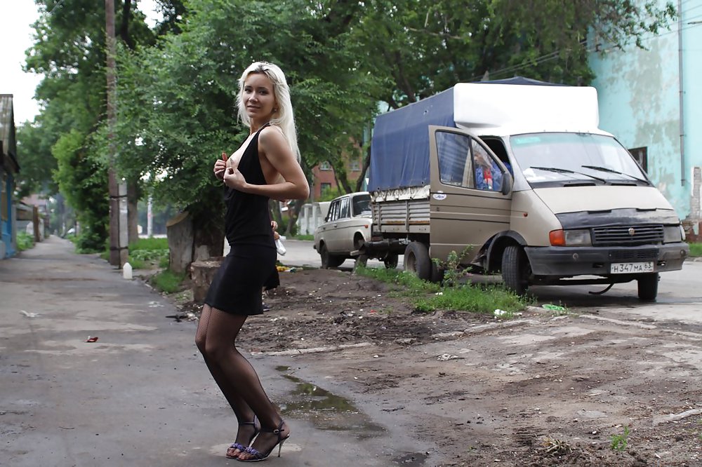 Sex Gallery AMATEUR RUSSIAN TEEN UNDRESSES ON THE STREET