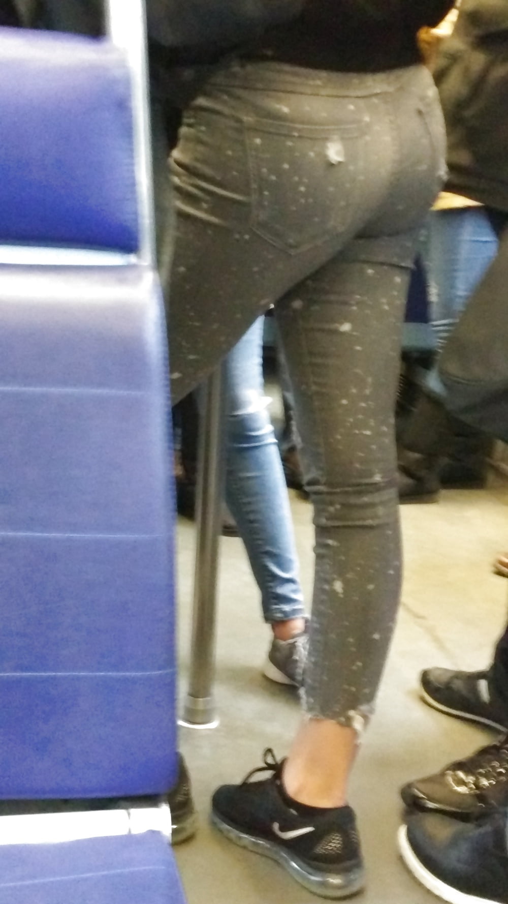 Sex Gallery sexy teen ass in train