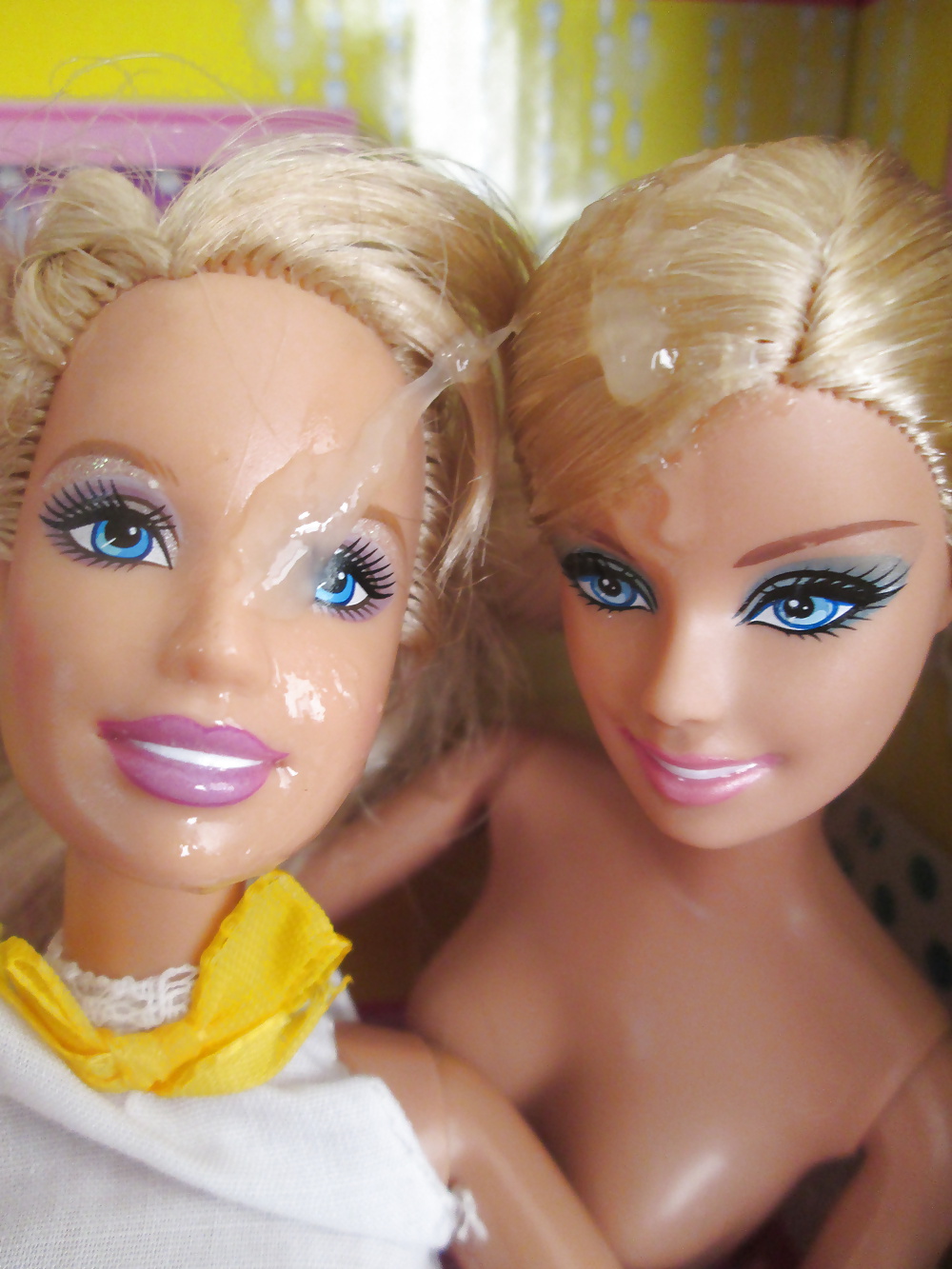 Twin Barbie sisters share a snack.
