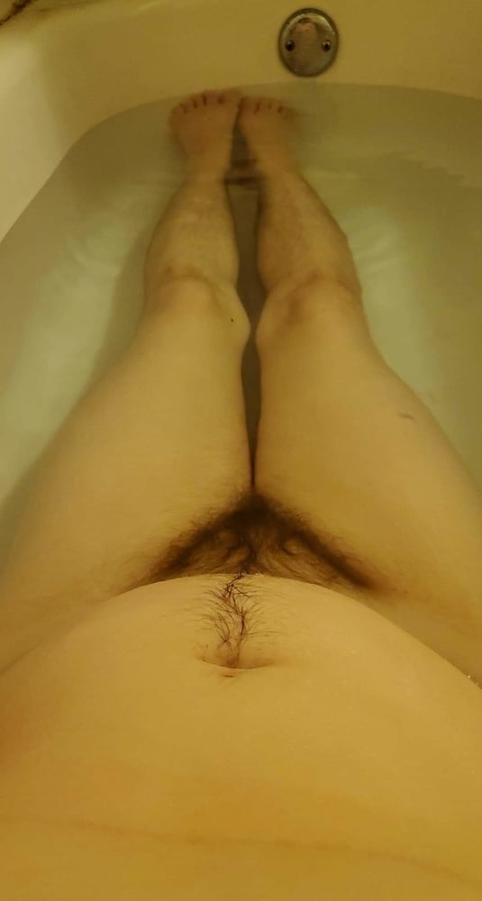 Hairy natural girl gives some quick flashes - 46 Photos 