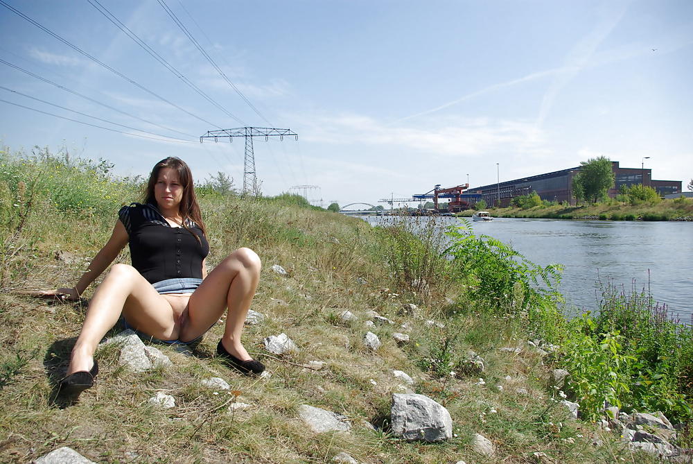 Sex Gallery NEVER PANTIES UNDER THE SKIRT 39