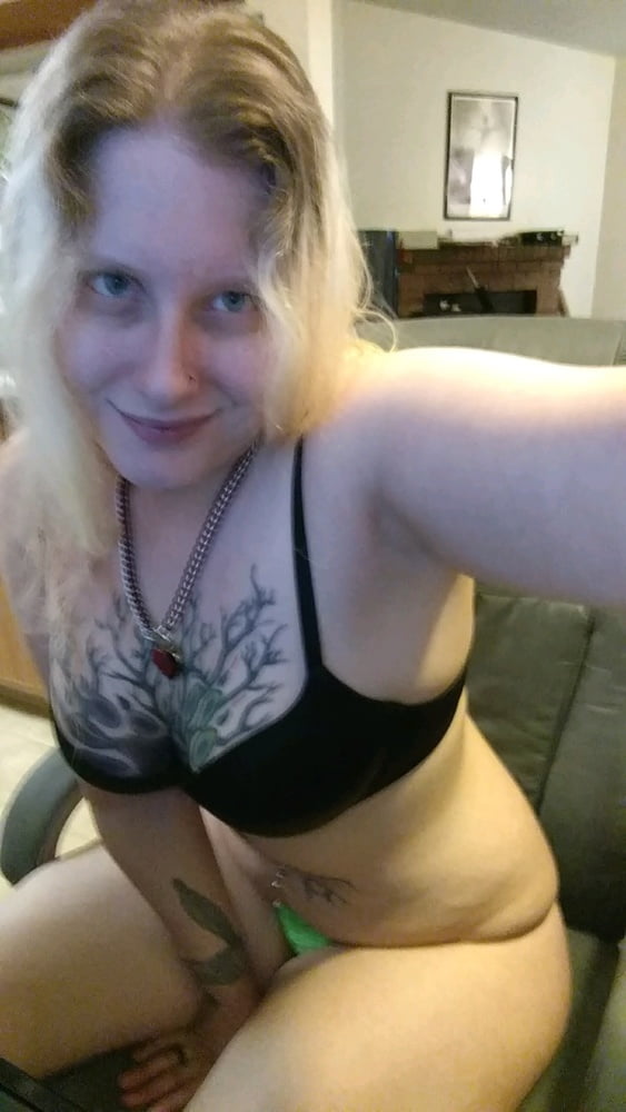 Sexy curvy amateur girl - 38 Photos 
