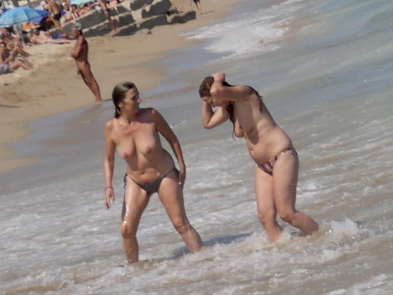 Topless beach girls-1943