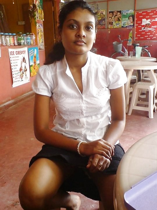 Sri Lankan Office Girl Public Nude 8 Pics